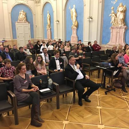 Ein Evaluationstreffen zum Erfahrungsaustausch für bayerische und tschechische Schülerinnen und Schüler sowie ihre Lehrkräfte