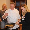 Deutsche und tschechische Schülerinnen und Schüler aus Bad Kötzting und Sušice haben gemeinsam Pfannkuchen gebacken 
